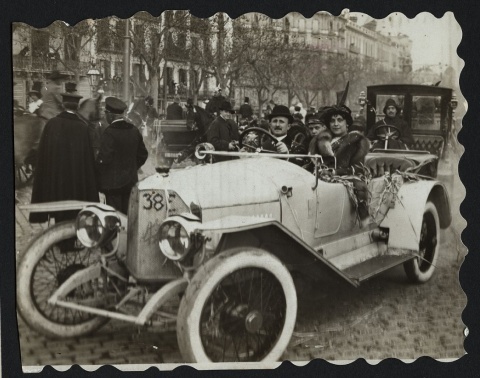 El propio Paco Abadal con su familia en uno de sus automóviles por las calles de Barcelona
