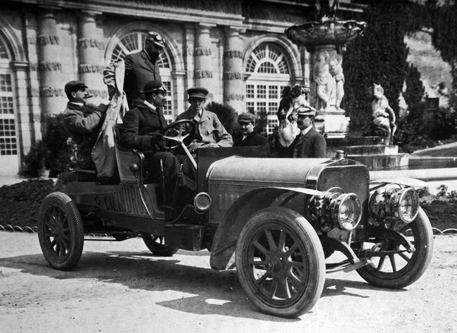 Paco Abadal en un Hispano Suiza junto al Rey Alfonso XIII