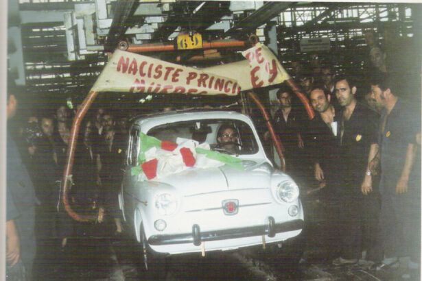 Último Seat 600 saliendo de la cadena de Zona Franca