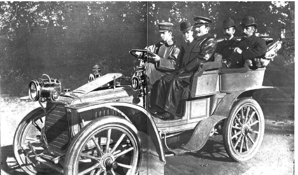 Alfonso XIII en el Panhard 10HP con su chauffeur, el Principe de Baviera, el Marqués de l a Mina y el Duque de Calabria