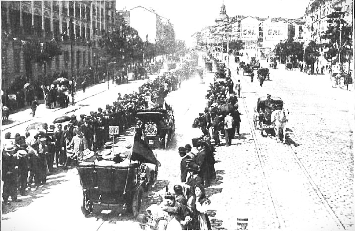 La caravana a su paso por la calle de Alcalá