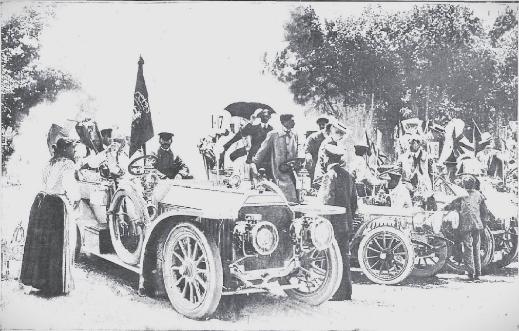 Alfonso XIII en el Panhard a su llegada al Pardo