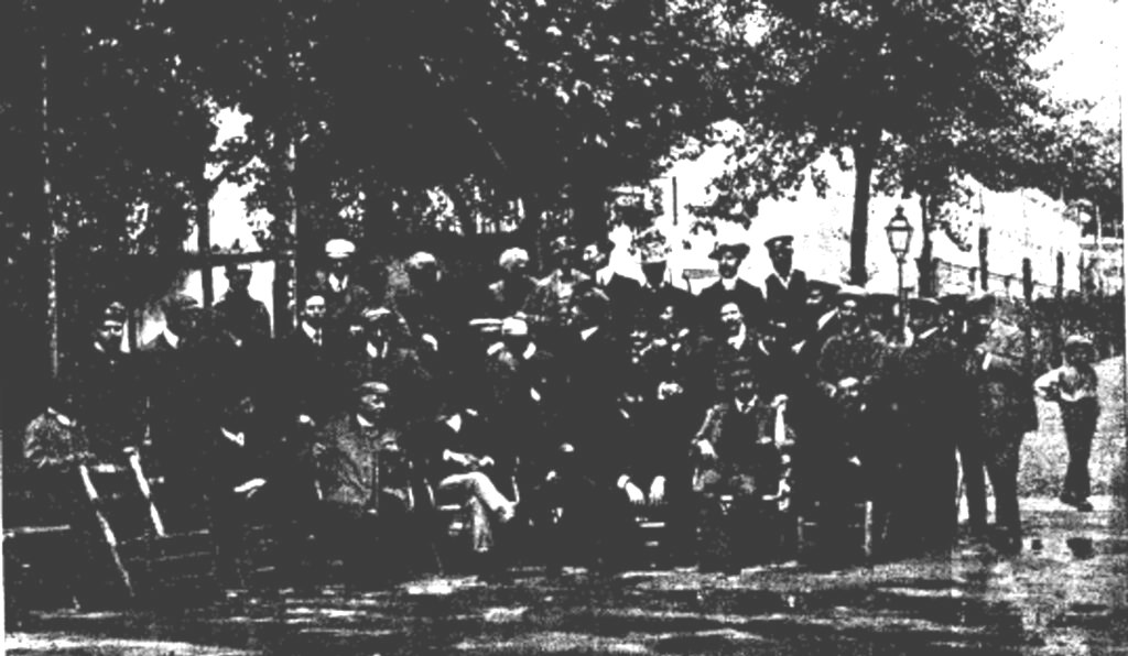 Foto de grupo de los asistentes a la excursión del aniversario de la Hispano-Suiza